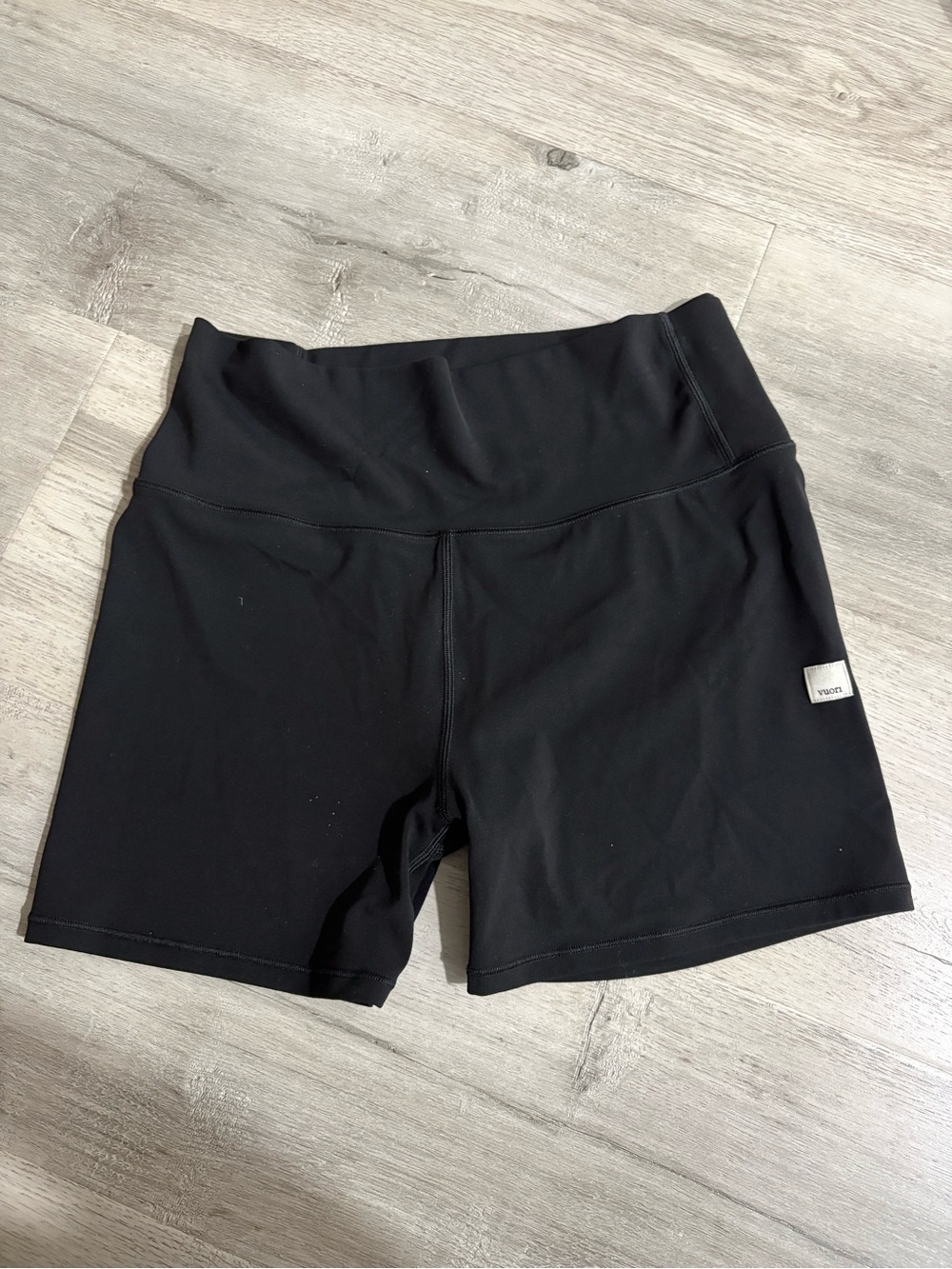 Vuori all the feels short 4” black med